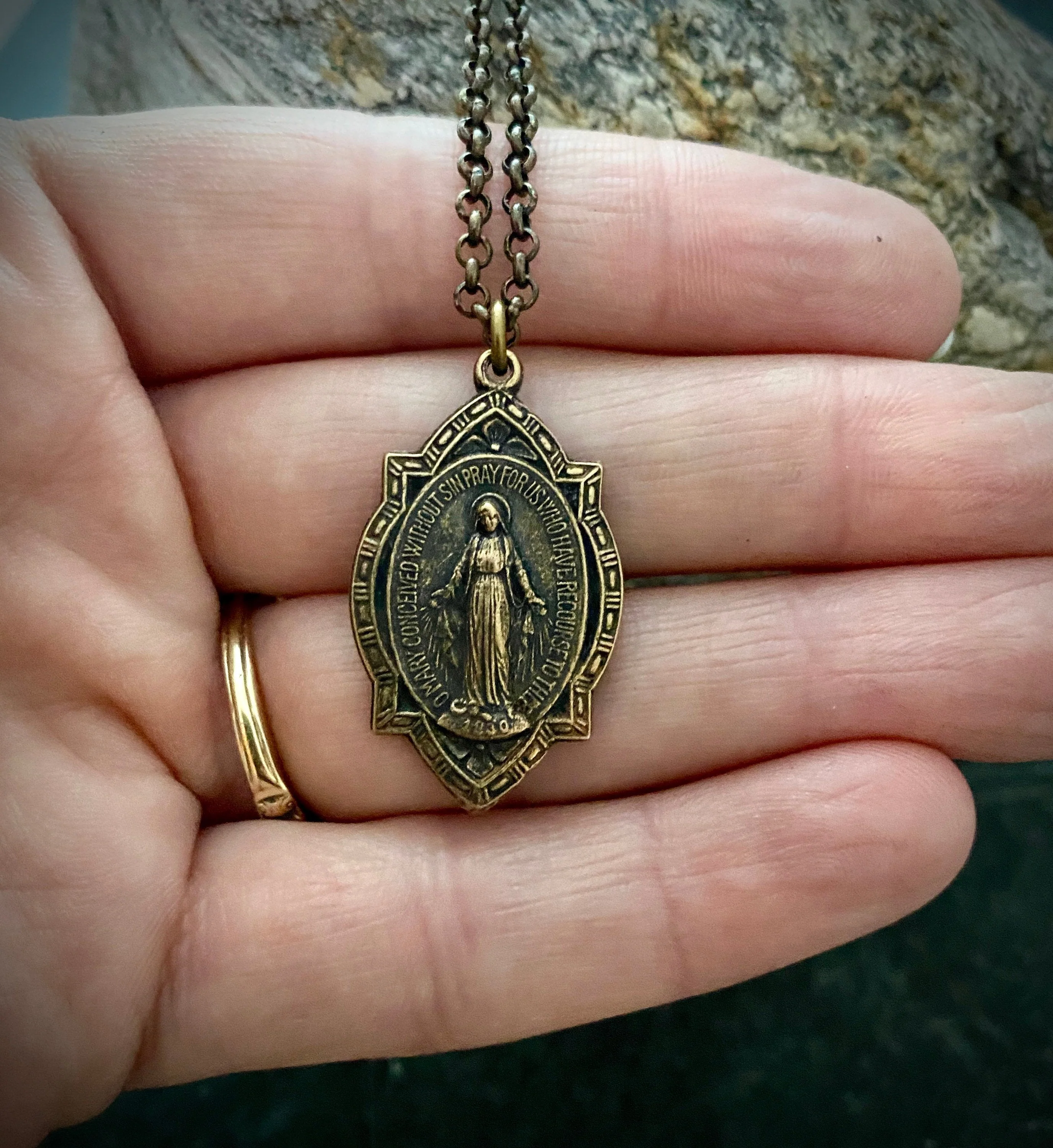 Men's Miraculous Medal featuring a depiction of the Blessed Mother Mary, Brass Necklace Chain, 20 or 24 Inch Chain, BR-015 - Image 3