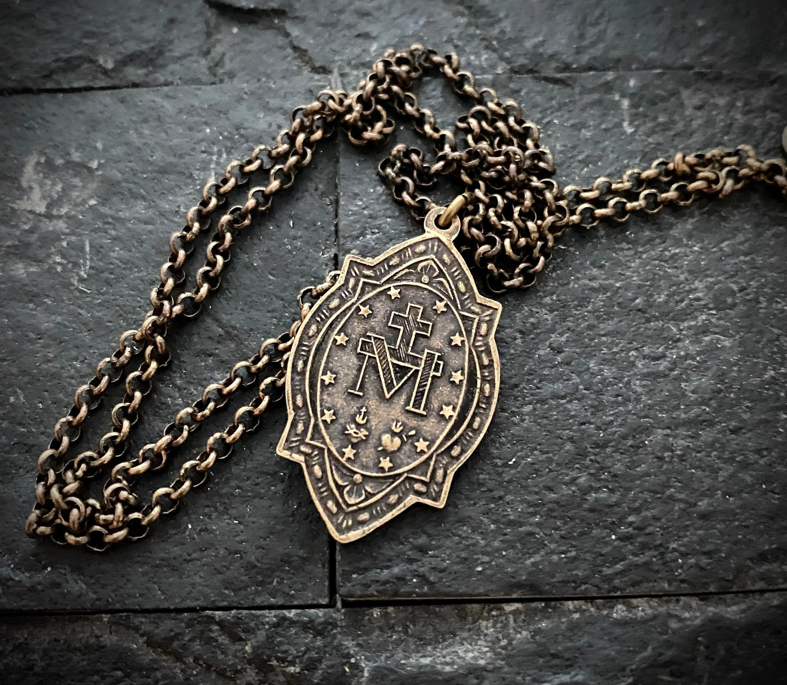 Men's Miraculous Medal featuring a depiction of the Blessed Mother Mary, Brass Necklace Chain, 20 or 24 Inch Chain, BR-015 - Image 4